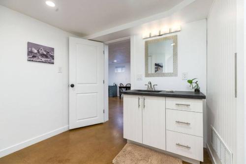 Kuchyň nebo kuchyňský kout v ubytování Ski Bum Chalet Close to Resorts