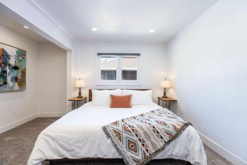 Postel nebo postele na pokoji v ubytování Cottage on Main Only Minutes to Downtown SLC