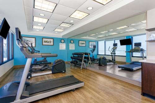 Fitness centrum a/nebo fitness zařízení v ubytování Holiday Inn Express & Suites Oceanfront Daytona Beach Shores by IHG