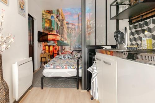 パリにあるStudio Paris - Métro 7 Cadet - Quartier Faubourg-Montmartreの窓付きの部屋で、キッチン(ベッド付)が備わります。