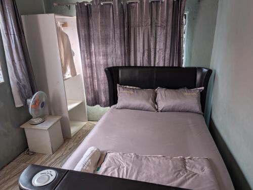 Una cama o camas en una habitación de ISA guests house