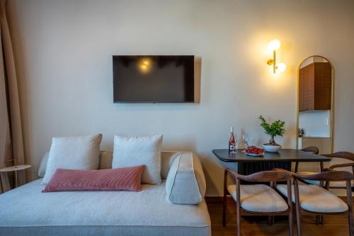 a room with a bed and a table with chairs at Casa Del Balsamo in Rethymno Town