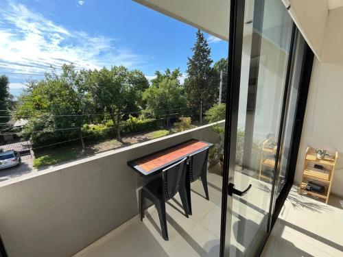 a balcony with a table and a view of the street at Departamento La Rosa in Yerba Buena