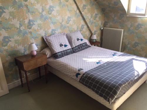 une chambre avec un lit avec une couette bleue et blanche dans l'établissement Brémailles41, à Onzain