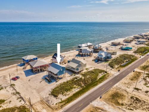 una vista aérea de un aparcamiento junto al océano en Crew Rest, en Dauphin Island