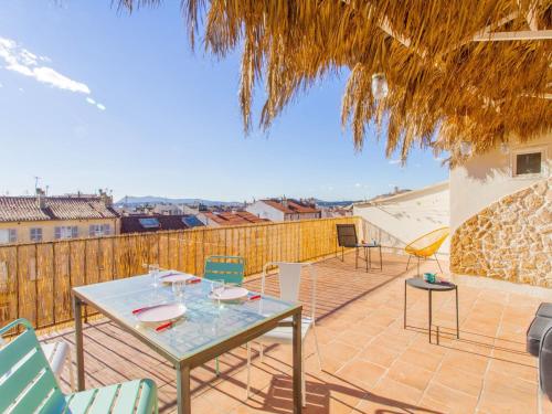un patio avec une table et des chaises sur un balcon dans l'établissement Apartment Gimelli by Interhome, à Toulon