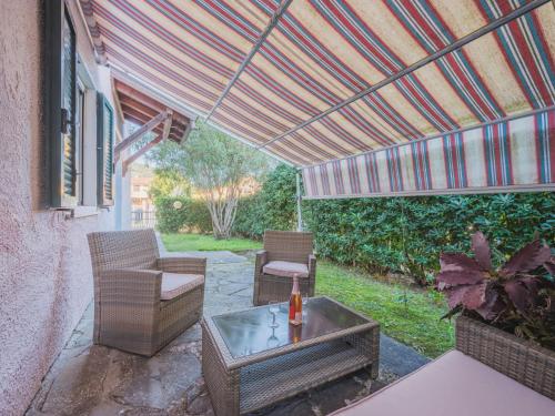 een terras met stoelen, een tafel en een parasol bij Holiday Home Lucerna Due-5 by Interhome in Ameglia