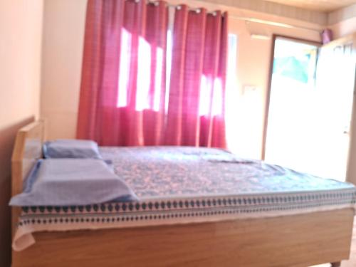 Cama o camas de una habitación en Devalsari Homestay