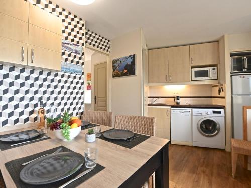une cuisine avec une table avec un bol de fruits dessus dans l'établissement Apartment Village Cap Estérel - Le Village-82 by Interhome, à Agay