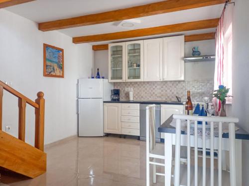 Η κουζίνα ή μικρή κουζίνα στο Holiday Home Aballon by Interhome