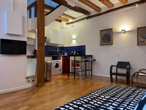 une pièce avec une cuisine et un salon dans l'établissement Le 64 Rue Chapon, à Paris