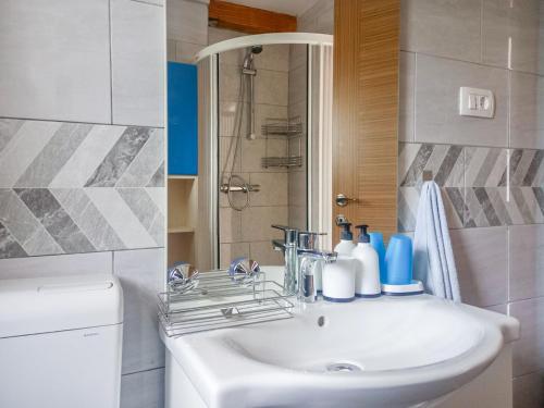 Ένα μπάνιο στο Holiday Home Aballon by Interhome