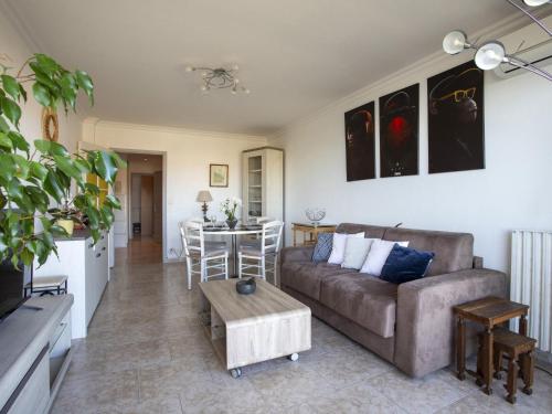 un salon avec un canapé et une table dans l'établissement Apartment Le Cagnes Beach-4 by Interhome, à Cagnes-sur-Mer