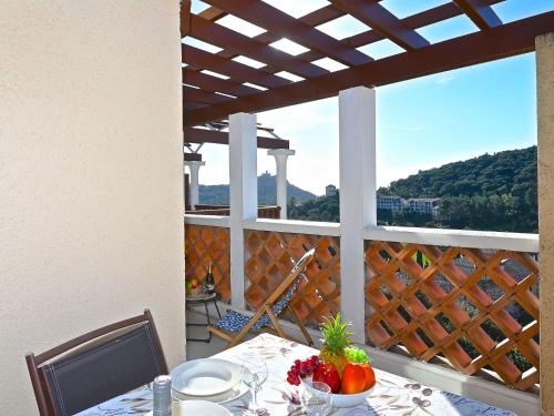 une table avec un bol de fruits sur un balcon dans l'établissement Apartment Village Cap Estérel - L'Esquinade-110 by Interhome, à Agay