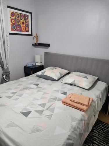 une chambre avec un lit avec une couette dessus dans l'établissement maison avec piscine, à Saintes