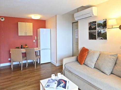 un salon avec un canapé et une table dans l'établissement Apartment Village Cap Estérel - Le Village-81 by Interhome, à Agay