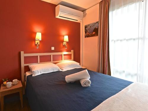 une chambre avec un lit avec deux serviettes dessus dans l'établissement Apartment Village Cap Estérel - Le Village-81 by Interhome, à Agay