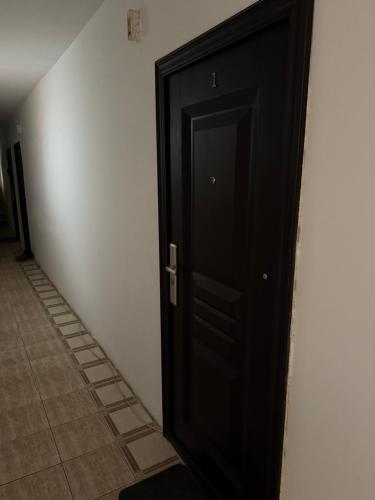a black door in the corner of a room at Apartament Someseni in Cluj-Napoca