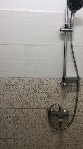 prysznic w łazience z suszarką do włosów w obiekcie AMAL HoME w mieście Wagadugu