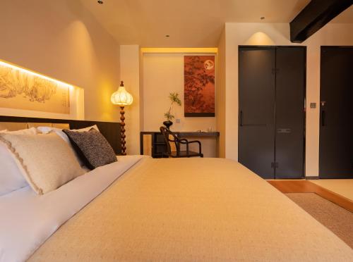 Una cama o camas en una habitación de 丽江云慕晚民宿