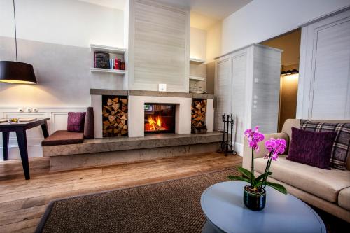 a living room with a fireplace and a couch at Weissenhaus Private Nature Luxury Resort in Weißenhaus