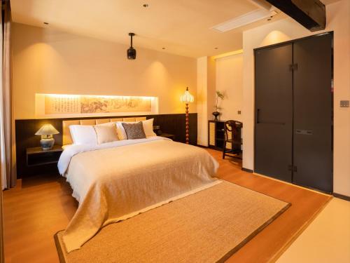 Una cama o camas en una habitación de 丽江云慕晚民宿