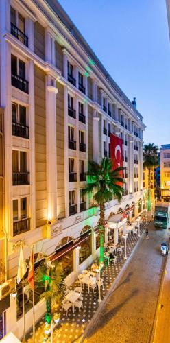 Un edificio con mesas y sillas delante. en Baron Hotel & Spa, en Estambul