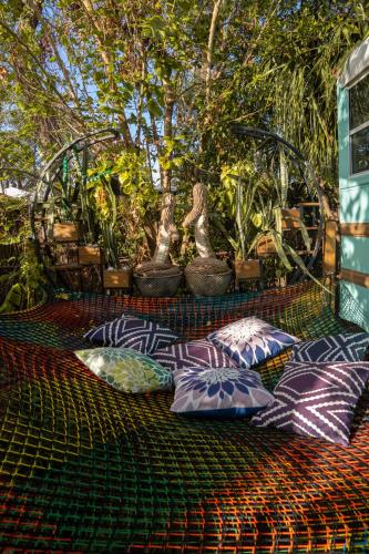 Un jardín fuera de Cozy AF Medusa the Bus-Lux