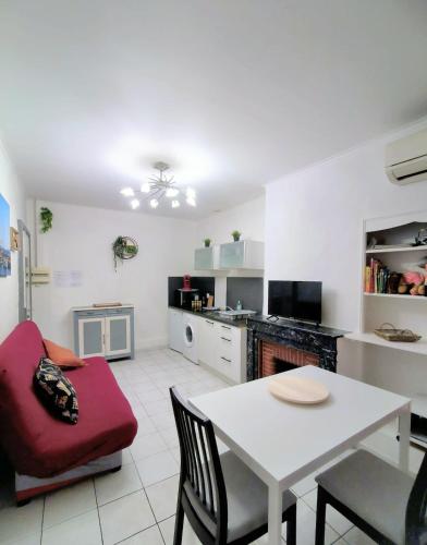 F2 near the tram, fully equipped in the heart of Castelnau