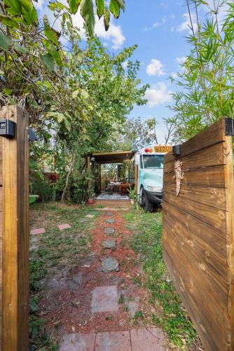 Un jardín fuera de Cozy AF Medusa the Bus-Lux