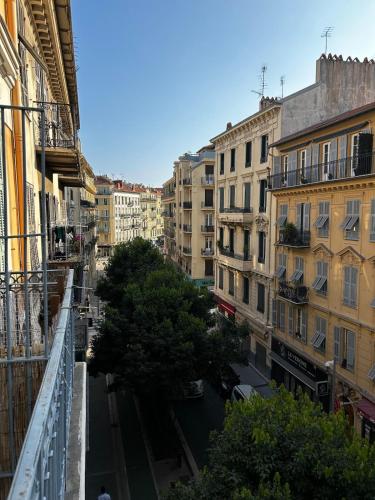 une vue d'une rue de la ville avec des bâtiments dans l'établissement Cosy Studio Climatisé en plein cœur de Nice, à Nice