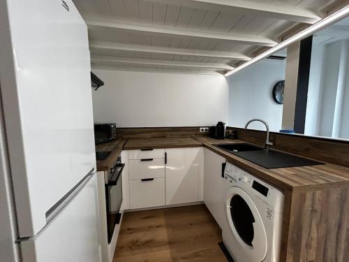 une petite cuisine avec un lave-linge. dans l'établissement Cosy Studio Climatisé en plein cœur de Nice, à Nice