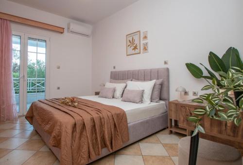 Ένα ή περισσότερα κρεβάτια σε δωμάτιο στο Villa Andreas with swimming pool