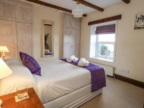 En eller flere senge i et værelse på Anchor Cottage