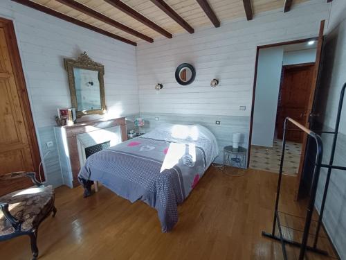 une chambre avec un lit dans une pièce dans l'établissement T3 Bagneres de Luchon , St Mamet, à Saint-Mamet