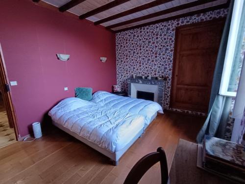 une chambre avec un lit dans un mur rose dans l'établissement T3 Bagneres de Luchon , St Mamet, à Saint-Mamet