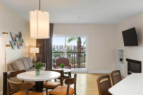 TV a/nebo společenská místnost v ubytování Worldmark Oceanside Harbor