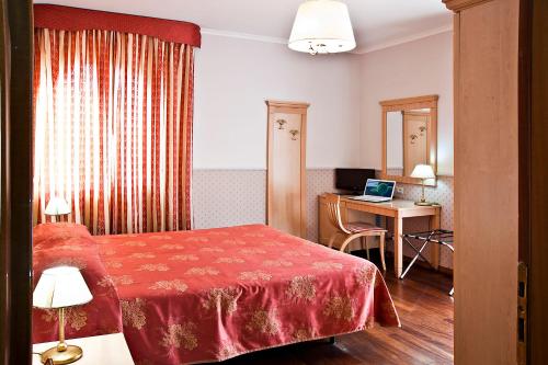 Ένα ή περισσότερα κρεβάτια σε δωμάτιο στο Hotel Arco Di Travertino