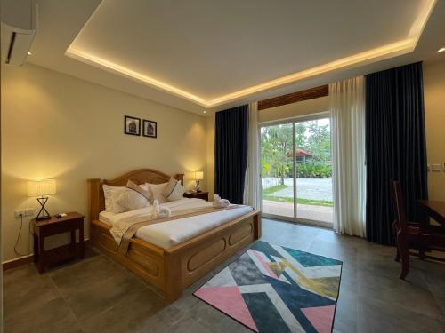 Postel nebo postele na pokoji v ubytování Sokchea Kampot Hotel