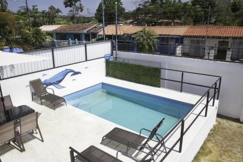 una piscina con 2 sillas y una piscina en JS -14B home, en Jacó