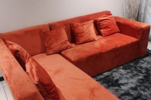Ruang duduk di Remarkable 3-Bed Apartment in Fourways Sandton