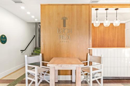 Un comedor con mesa y sillas en Beach Plaza, en Miami Beach