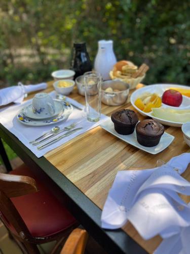 uma mesa de madeira coberta com pratos de comida e fruta em Amaná Hotel em Sao Jorge