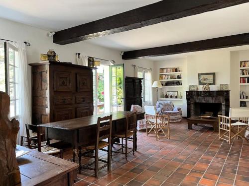 un salon avec une table et une cheminée dans l'établissement Fantastic 6 Bedroom House with stunning sea view, à Arzon