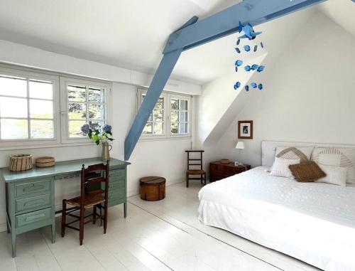 une chambre avec un lit, un bureau et des fenêtres dans l'établissement Fantastic 6 Bedroom House with stunning sea view, à Arzon