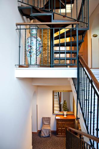 a staircase with a vase on a shelf at Hotel Arco Di Travertino in Rome