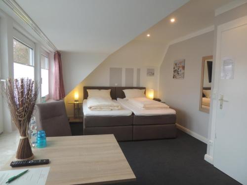 a small room with a bed and a couch at Gasthof Zum Dorfkrug in Molbergen