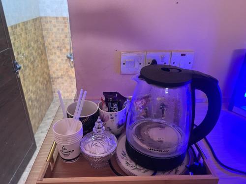 Příslušenství pro přípravu čaje a kávy v ubytování Private Special room in RAK daily rent or weekly