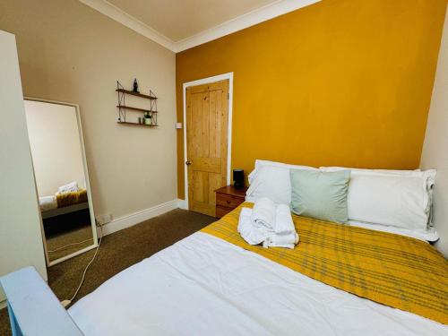 Katil atau katil-katil dalam bilik di 4 Double Bed home in Newmarket - Tattersalls
