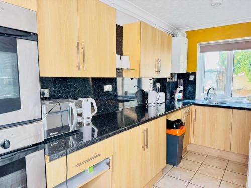 Dapur atau dapur kecil di 4 Double Bed home in Newmarket - Tattersalls